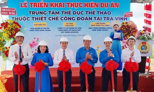 Lãnh đạo Tổng Liên đoàn Lao động Việt Nam cùng lãnh đạo tỉnh Trà Vinh thực hiện nghi thức triển khai dự án. Ảnh: Hoàng Lộc