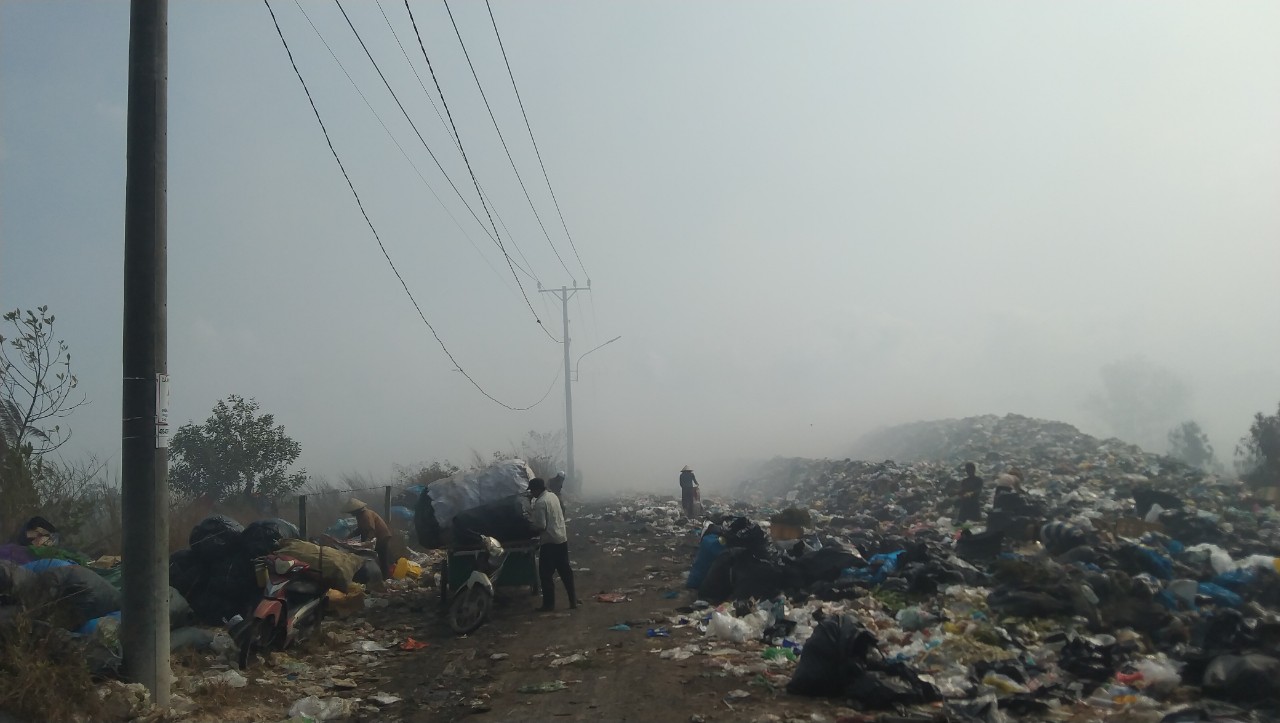 Khu vực bãi rác Đồng Cây Sao mịt mù khói. Ảnh: Xuân Nhi