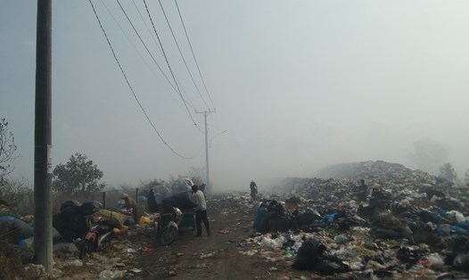 Khu vực bãi rác Đồng Cây Sao mịt mù khói. Ảnh: Xuân Nhi