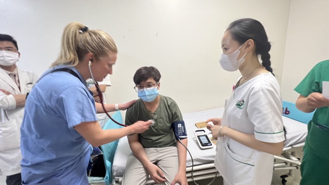 Bệnh nhân được các bác sĩ thăm khám trước khi tiến hành phẫu thuật. Ảnh: NGUYỄN LY 