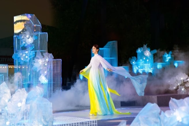 Nghệ nhân vẽ áo dài, NTK Trung Đinh trình làng bộ sưu tập áo dài mới. Ảnh: NVCC.