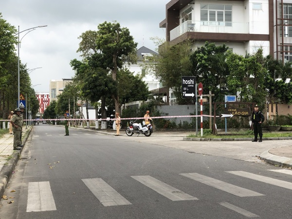 Lực lượng chức năng giăng dây, phong toả khu vực nơi ở của ông Đặng Văn Minh - Chủ tịch UBND tỉnh Quảng Ngãi. Ảnh: Viên Nguyễn