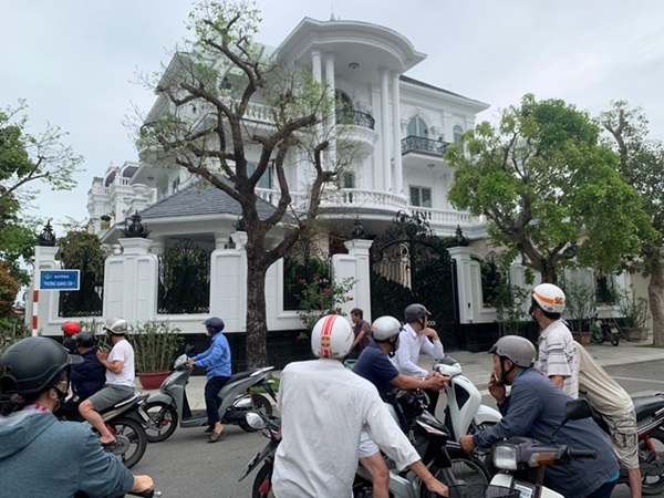 Nhiều người dân choáng ngợp trước nơi ở của ông Đặng Văn Minh - Chủ tịch UBND tỉnh Quảng Ngãi. Ảnh: Viên Nguyễn