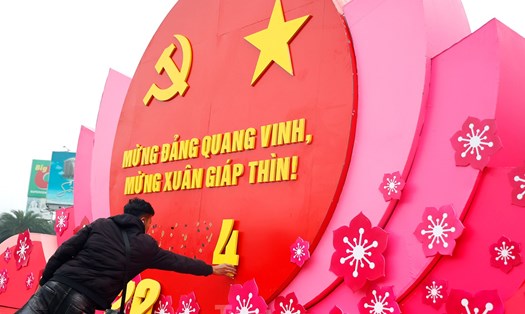 Hà Nội trang hoàng cờ hoa dịp Kỷ niệm 94 năm thành lập Đảng và Xuân Giáp Thìn 2024. Ảnh: TTXVN.