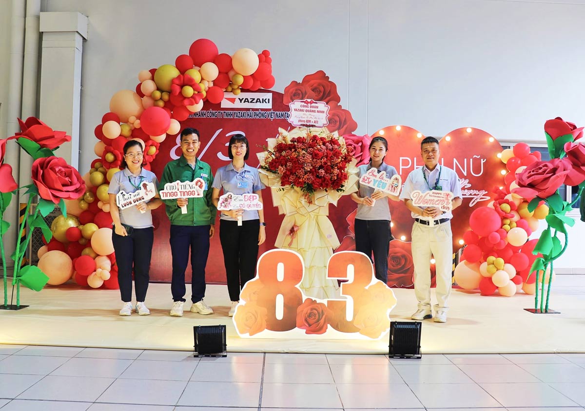 Lãnh đạo, Công đoàn Chi nhánh Công ty TNHH Yazaki Hải Phòng Việt Nam tại Quảng Ninh tặng hoa công nhân, lao động nữ. Ảnh: LĐLĐ TX Quảng Yên
