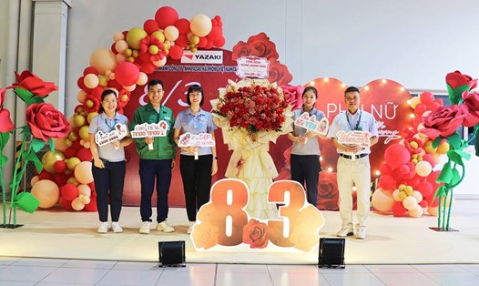 Lãnh đạo, Công đoàn Chi nhánh Công ty TNHH Yazaki Hải Phòng Việt Nam tại Quảng Ninh tặng hoa công nhân, lao động nữ. Ảnh: LĐLĐ TX Quảng Yên
