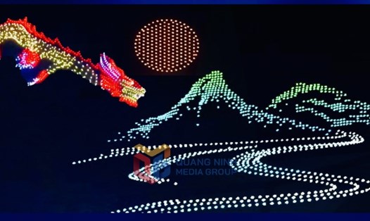 Carnaval Hạ Long sử dụng công nghệ Drone light (1.600-2.300 máy bay không người lái xếp hình) và kết hợp công nghệ 3D mapping hiện đại để khắc họa những biểu tượng đặc trưng của Hạ Long – Quảng Ninh.