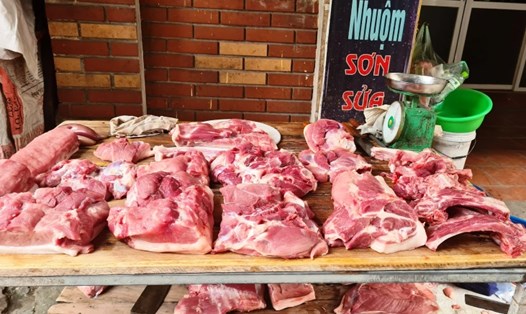 Giá thịt lợn tại chợ vẫn cao dù giá lợn hơi tại Hà Nội đã giảm. Ảnh: Vũ Long