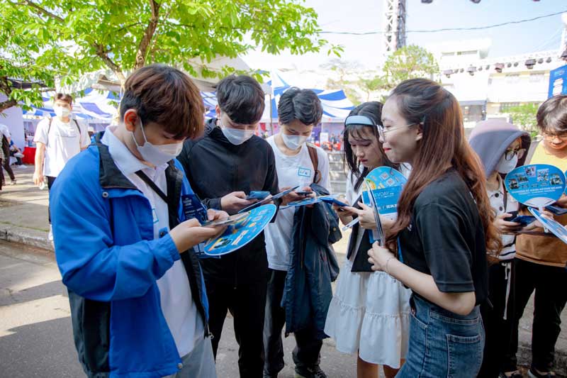 Giảng viên và sinh viên Đà Nẵng có cơ hội tham gia khóa đào tạo ngắn hạn về vi mạch. Ảnh: Nguyên Thi