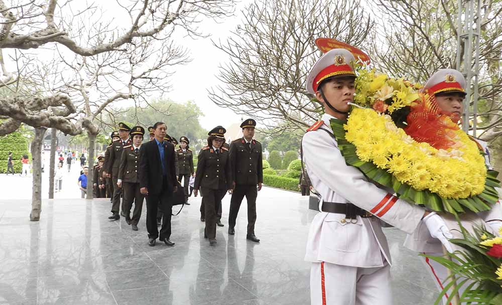 Đoàn công tác của Cục X03 - Bộ Công an dâng hương tại Nghĩa trang liệt sĩ Quốc gia A1, TP Điện Biên Phủ, tỉnh Điện Biên.