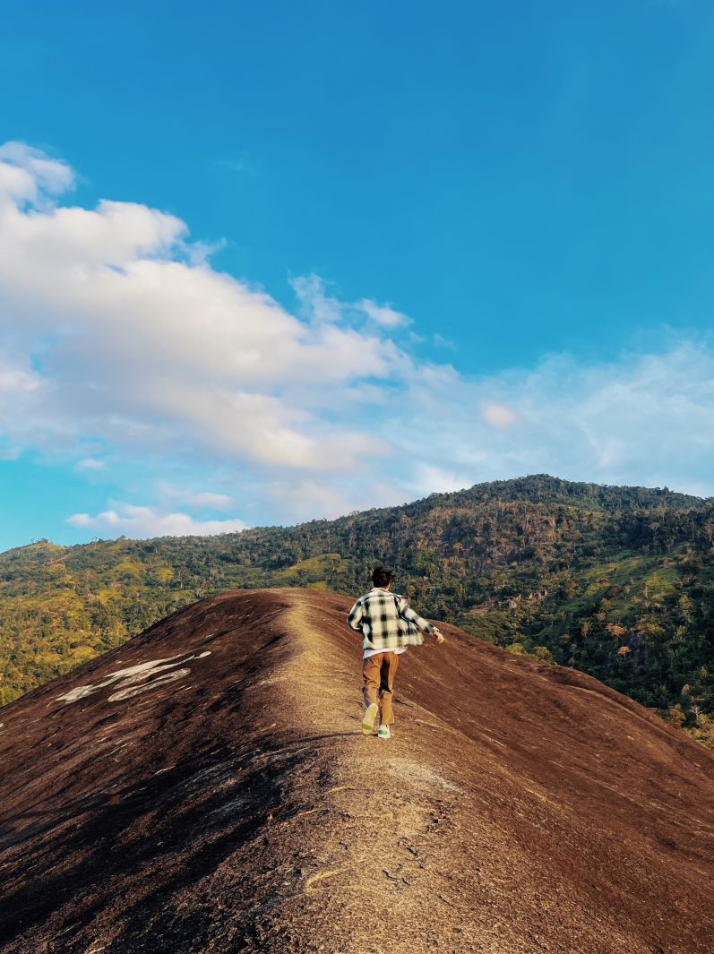 Đi trên lưng Núi Đá Voi Mẹ - tảng đá nguyên khối lớn nhất Việt Nam. Ảnh: Trung Nghĩa