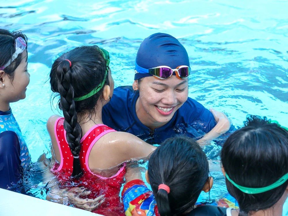Ánh Viên dạy bơi cho trẻ em. Ảnh: Nhân vật cung cấp