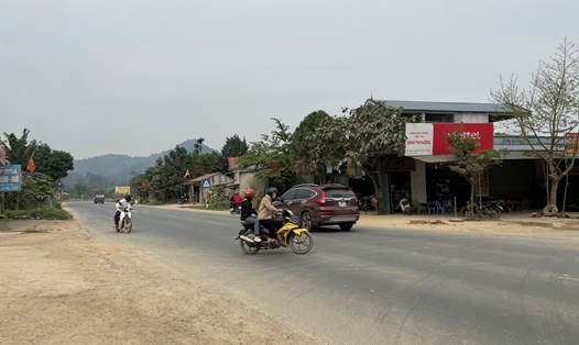 Người dân vô tư sang đường trên tuyến Hoà Bình - Hoà Lạc. Ảnh: Minh Chuyên. 