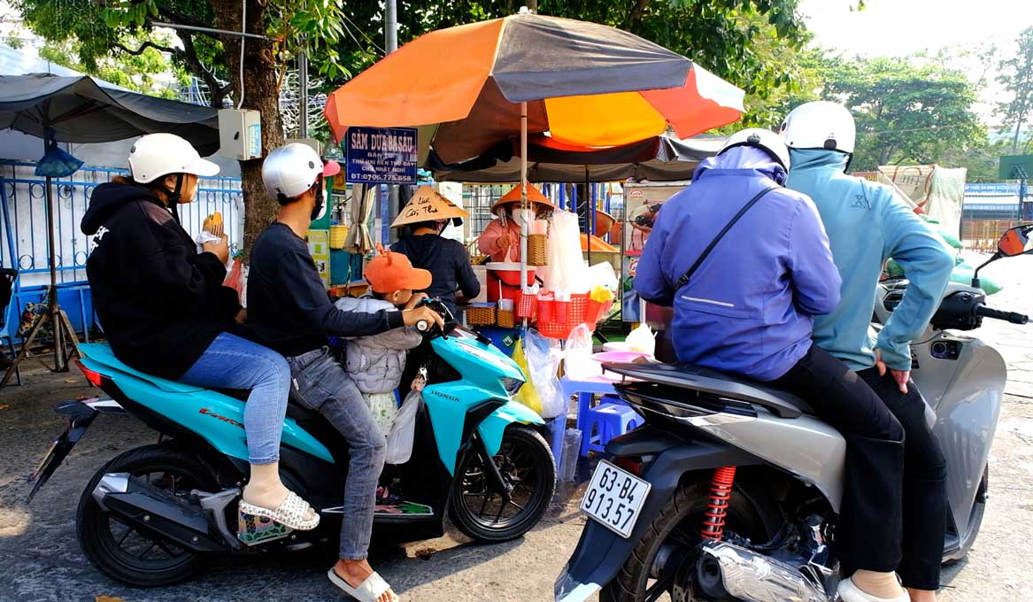 Hơn 40 năm nay, dù nhiều lần đổi địa điểm bán nhưng xe sâm dừa của bà Sáu (quận Ninh Kiều, TP Cần Thơ) vẫn nườm nượp người đến ủng hộ.