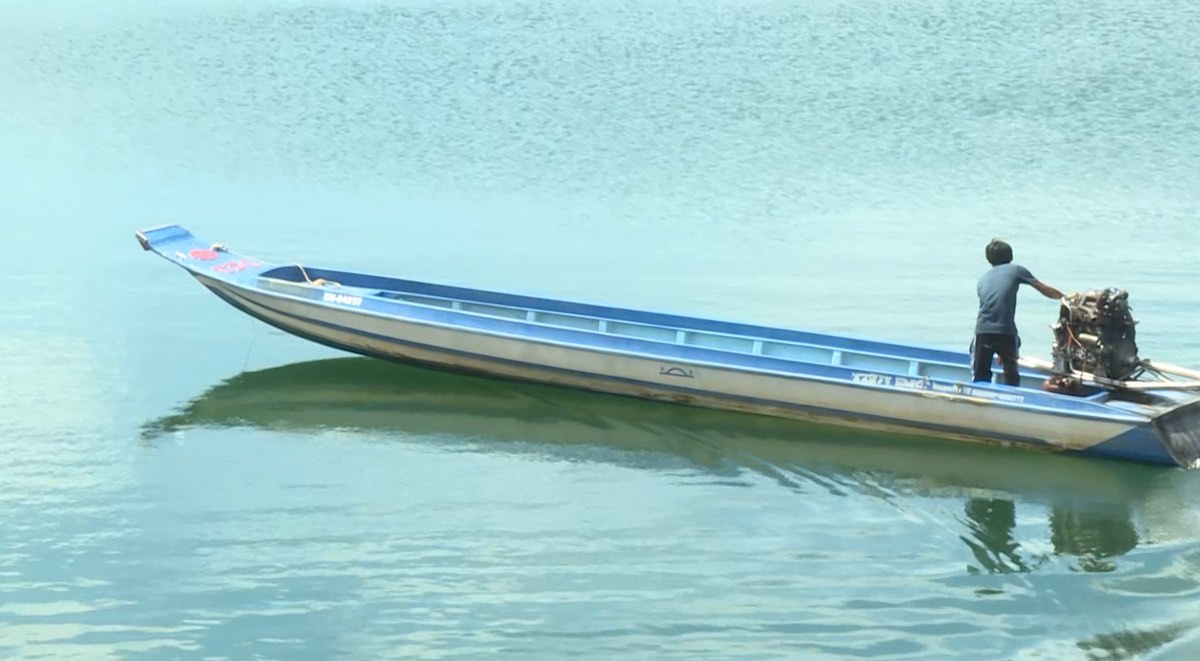 Một phương tiện thủy được người dân điều khiển ở lòng hồ. Ảnh: Duy Tuấn 