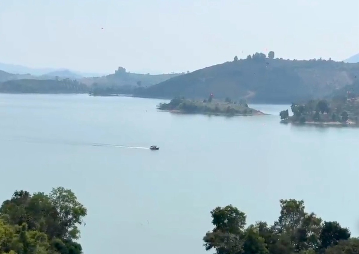 Lòng hồ Hàm Thuận có phương tiện thủy đang chạy. Ảnh: Phạm Duy 