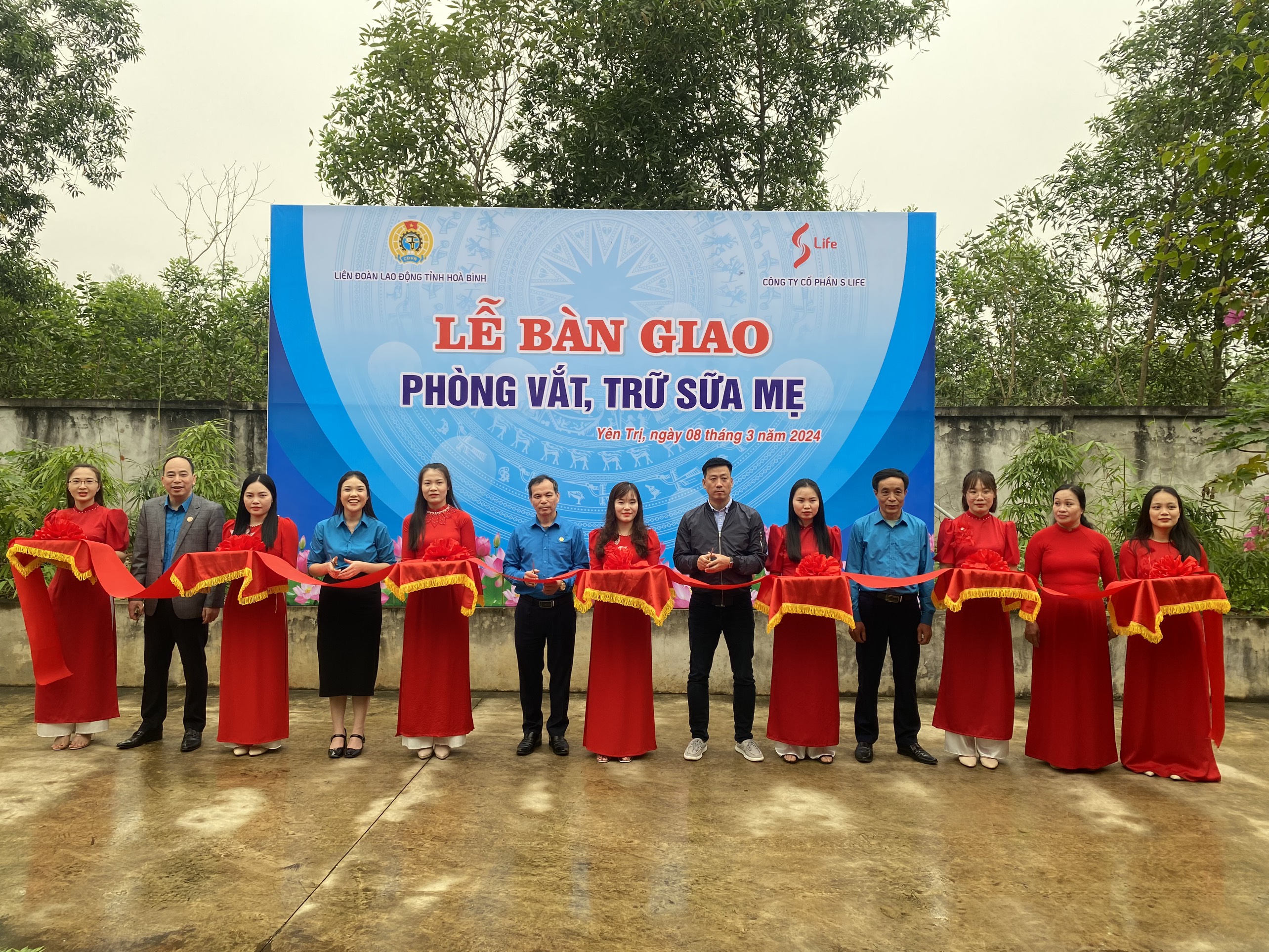 LĐLĐ tỉnh Hòa Bình bàn giao phòng vắt trữ sữa mẹ cho người lao động. Ảnh: Phạm Cường