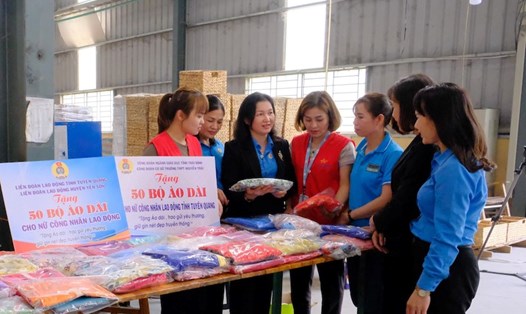 Cán bộ Công đoàn tỉnh Tuyên Quang chuẩn bị áo dài tặng nữ công nhân lao động. Ảnh: Mai Lan