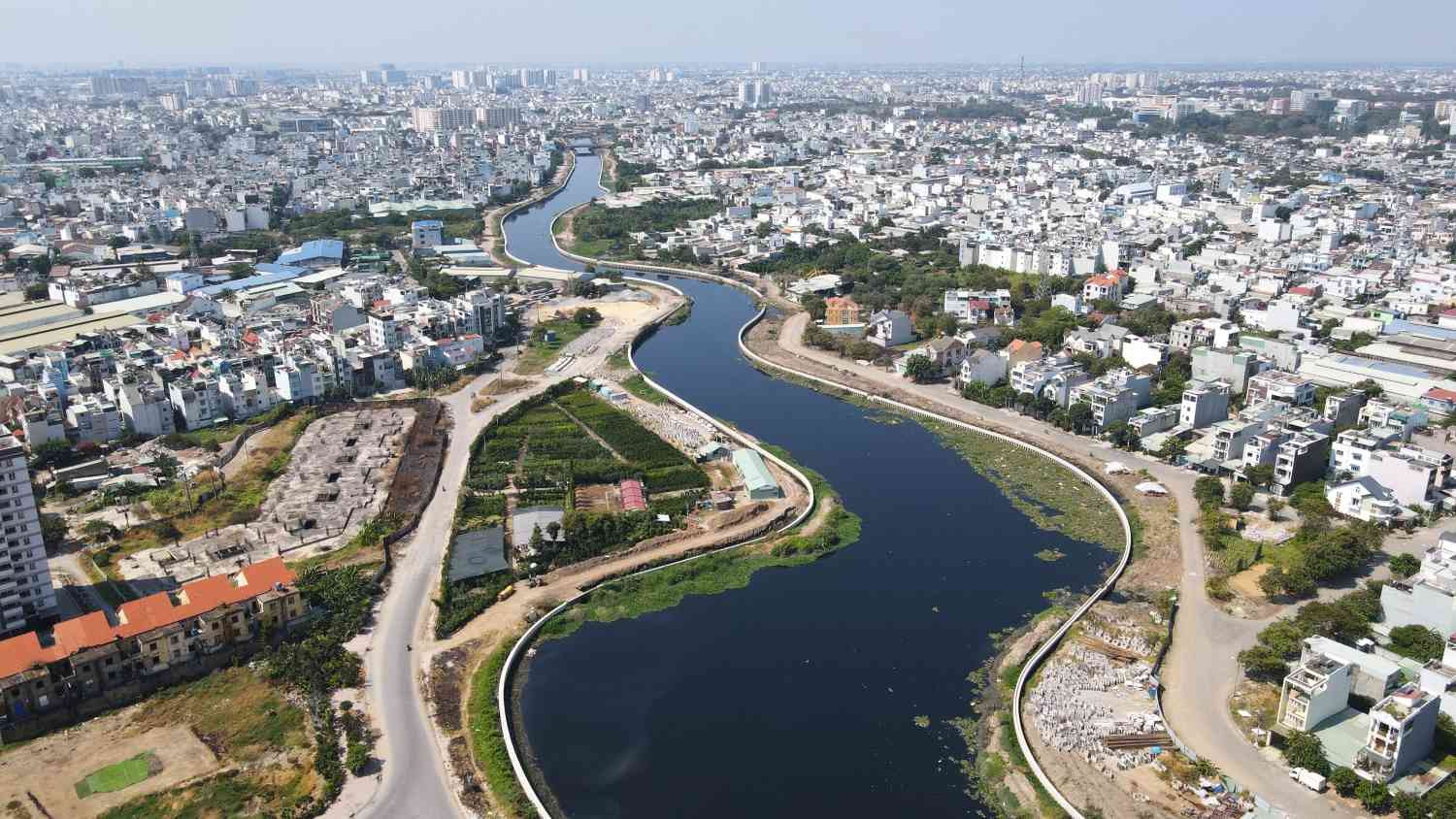 Dự án cải tạo kênh Tham Lương - Bến Cát - rạch Nước Lên đang thiếu cát làm đường 2 bên.  Ảnh: Anh Tú