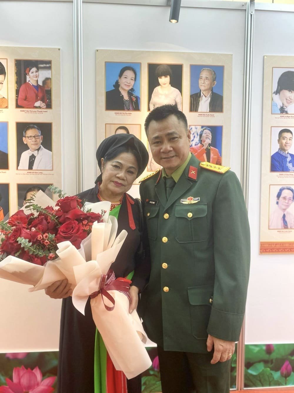 Nghệ sĩ Minh Phức được chồng và con trai là NSND Tự Long “hộ tống” đến nhà hát Lớn ngày 6.3 để nhận danh hiệu NSƯT. Ảnh: Huyền Chi