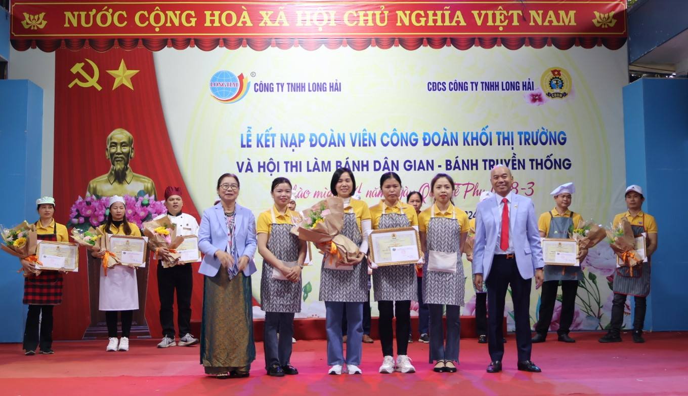 Lãnh đạo công ty TNHH Long Hải trao giải Nhất cho các thành viên tham gia. Ảnh: Diệu Thuý