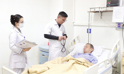 Bác sĩ Nguyễn Đăng Quân - Phó Trưởng khoa Điều trị tích cực, Bệnh viện Nội tiết Trung ương - thăm khám bệnh nhân biến chứng tiểu đường. Ảnh: Thảo Anh