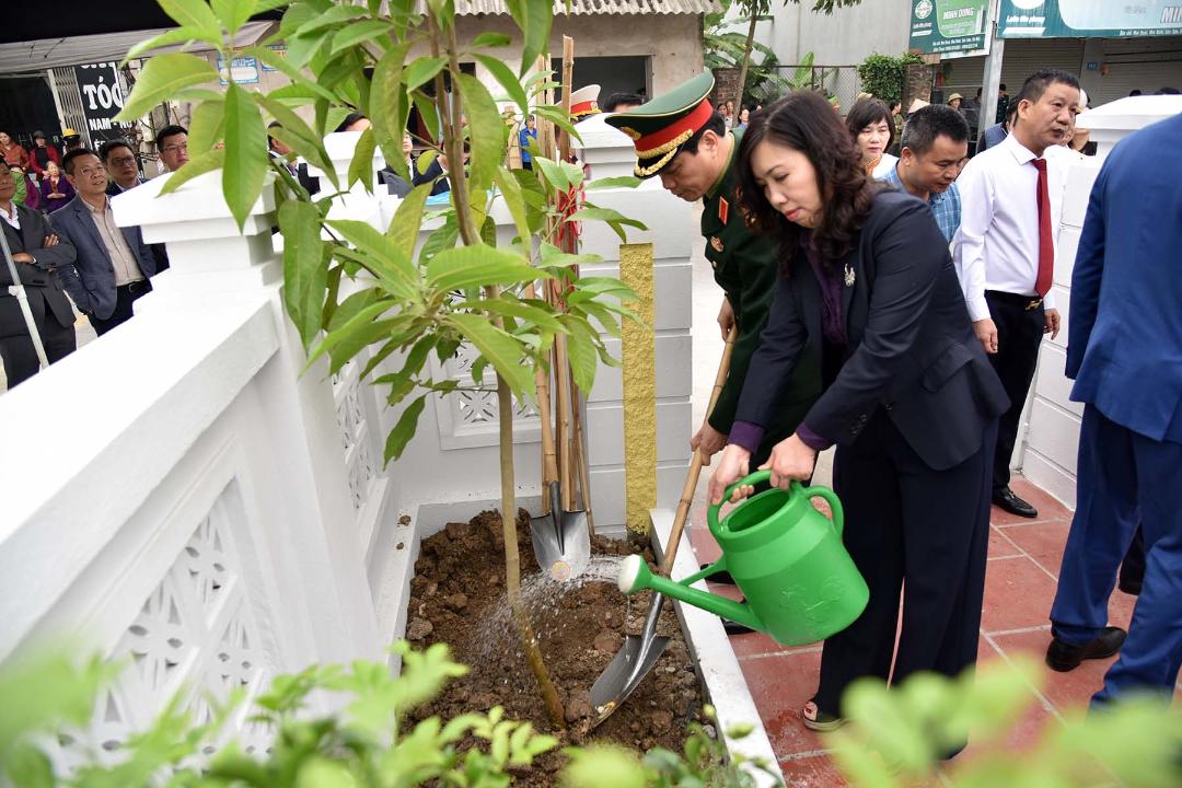Thứ trưởng Lê Thị Thu Hằng trồng cây tại Khu tưởng niệm. Ảnh: Bộ Ngoại giao