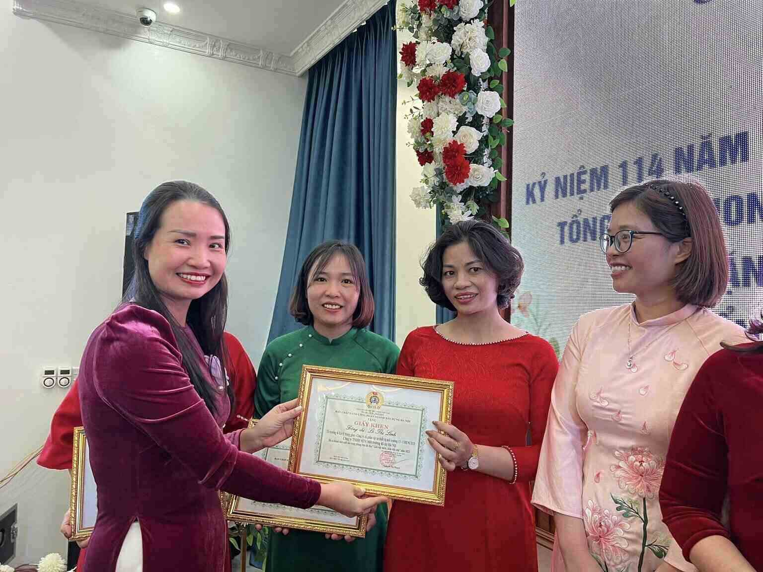 Công đoàn ngành Xây dựng Hà Nội - một trong những đơn vị thuộc Cụm thi đua số 6 - trao Bằng khen thi đua cho chị em. Ảnh: CĐCS