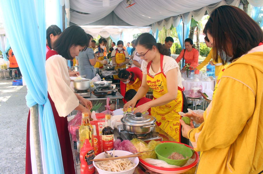 Các thí sinh chế biến món ăn tại Hội thi ẩm thực “Món ngon từ đặc sản Đồng Tháp” chào mừng Quốc tế Phụ nữ 8.3. Ảnh: Thanh Nhàn