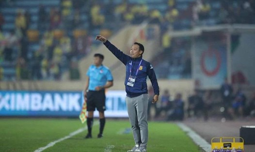 Huấn luyện viên Vũ Hồng Việt hài lòng với màn thể hiện của Nam Định. Ảnh: NĐFC