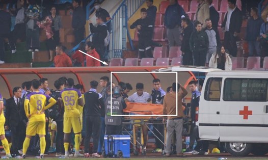 Tiền vệ Phạm Tuấn Hải được đưa đi chụp chiếu sau trận đấu giữa Hà Nội FC và Quảng Nam. Ảnh: Contras Hà Nội