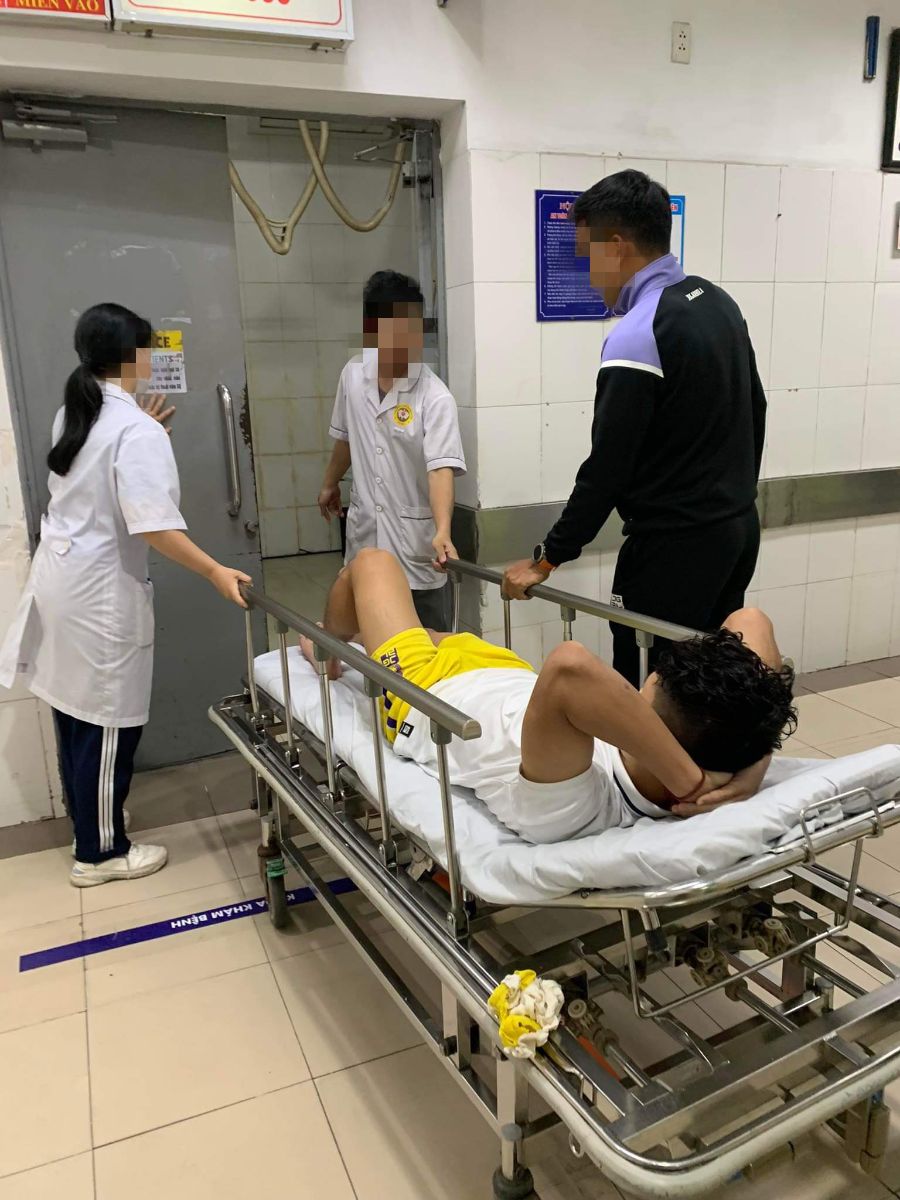 Tuấn Hải tại bệnh viên, chuẩn bị chụp chiếu xác định chấn thương. Ảnh: Thanh Xuân/Sport5
