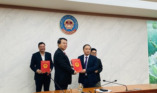 Thứ trưởng Bộ Tài chính Nguyễn Đức Chi trao Quyết định cho ông Lương Hải Sinh - tân Chủ tịch Hội đồng thành viên Sở GDCK Việt Nam.