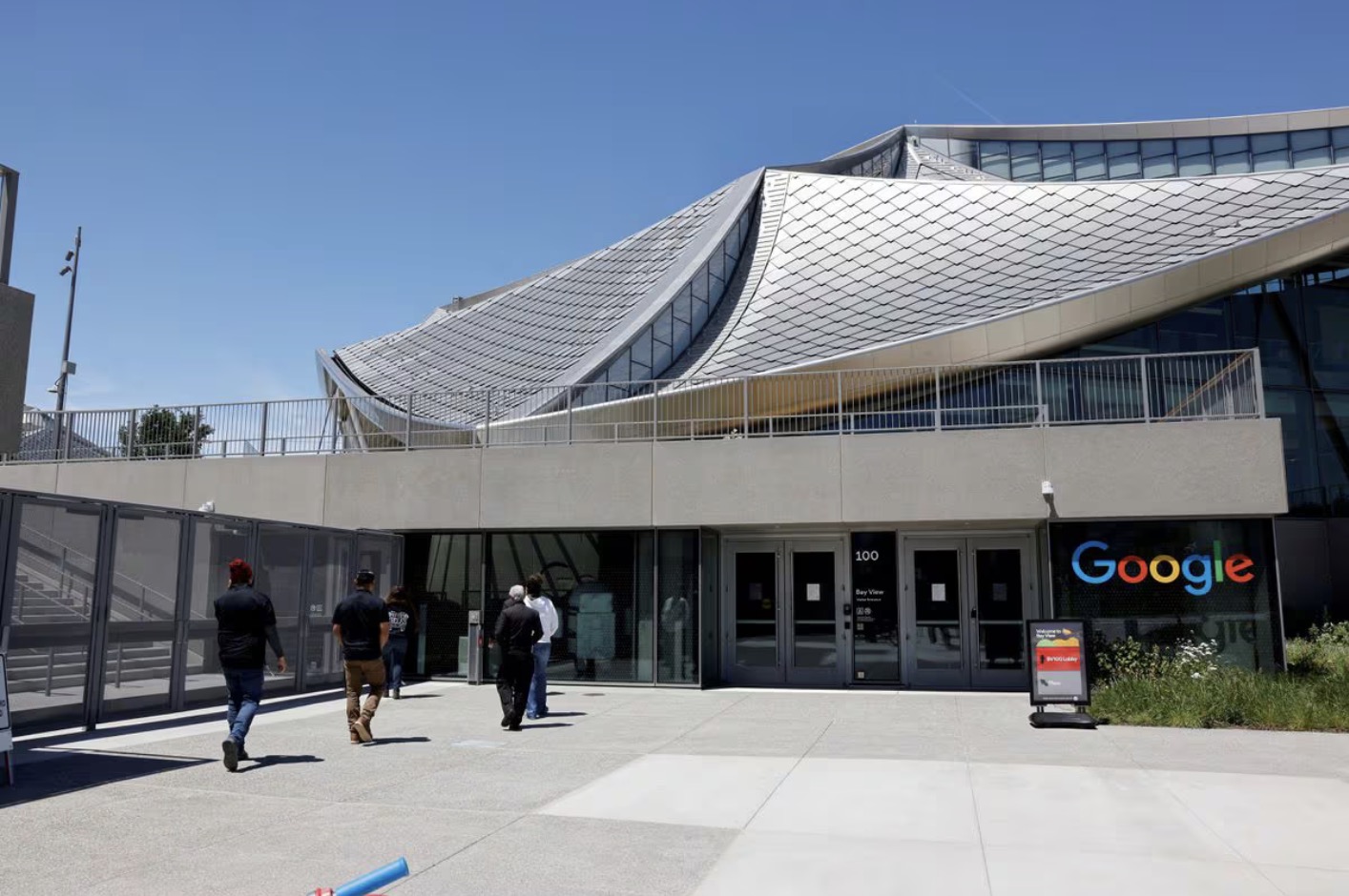 Nhiều người cho rằng phần mái chính là lý do khiến trụ sở đắt tiền của Google gặp vấn đề cơ bản như Wifi không ổn định. Ảnh: Chụp màn hình