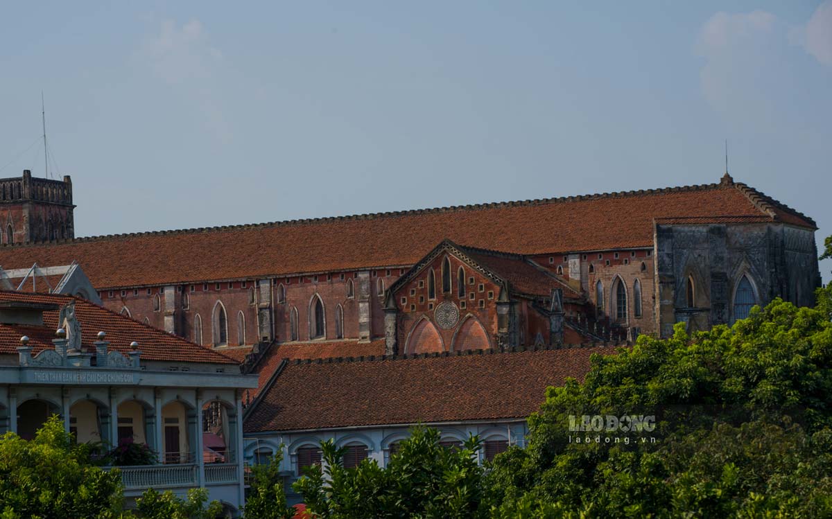 Vương cung thánh đường Sở Kiện (còn được gọi là nhà thờ Kẻ Sở) là một nhà thờ Công giáo Rôma tọa lạc ở thị trấn Kiện Khê (huyện Thanh Liêm, tỉnh Hà Nam), thuộc Tổng Giáo phận Hà Nội.