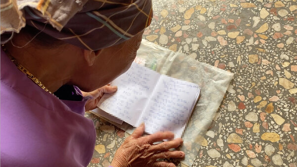 Một bà lão nhặt đồng nát ở Bắc Ninh cũng góp vốn vào CCV Group giờ đứng trước nguy cơ mất trắng. Ảnh: PV Lao Động