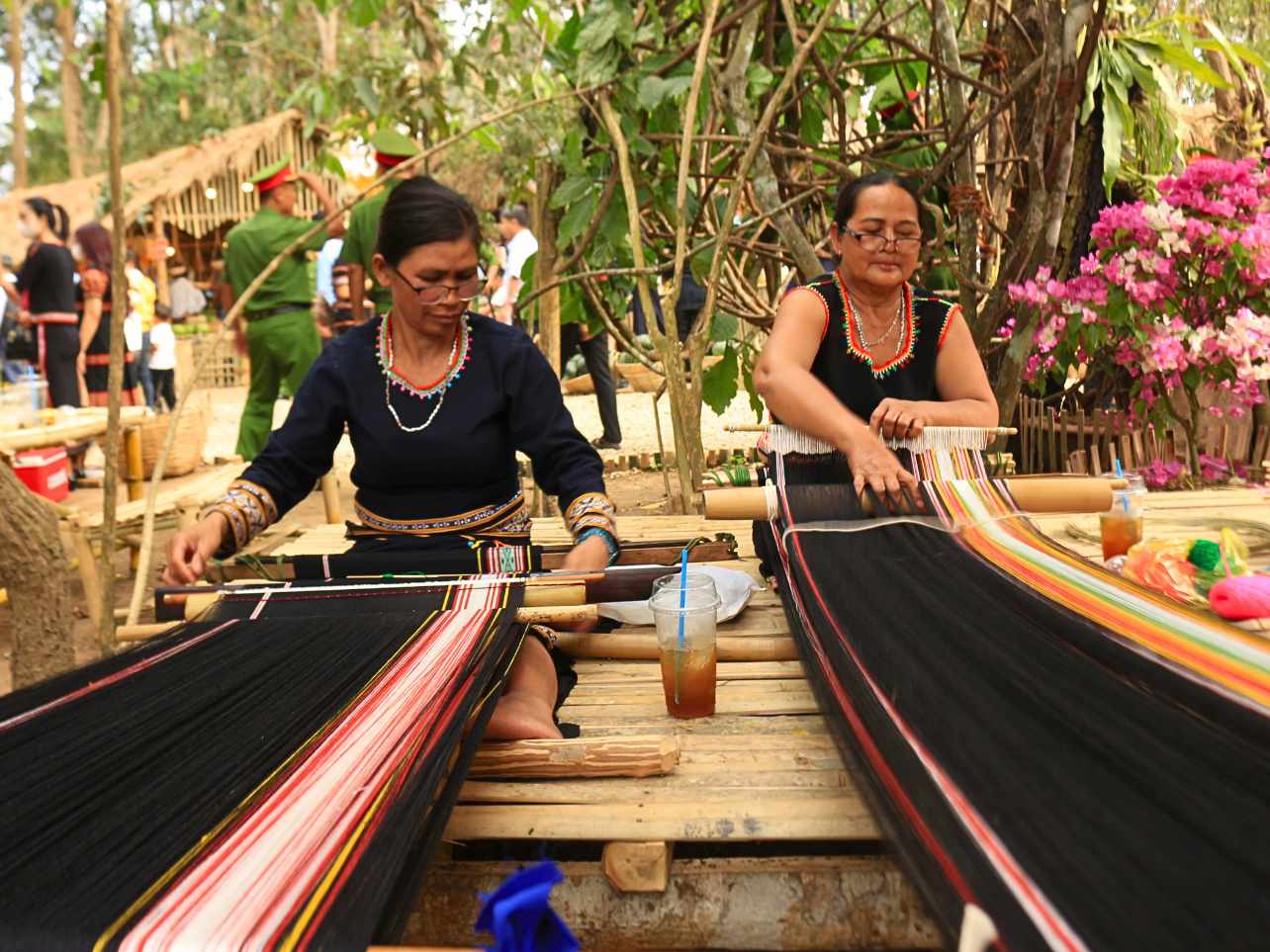 Các nghệ nhân đến từ xã Ngọk Réo (huyện Đăk Hà) thu hút du khách với khả năng đan dệt thổ công điêu luyện. Ảnh: Lê Nguyên 