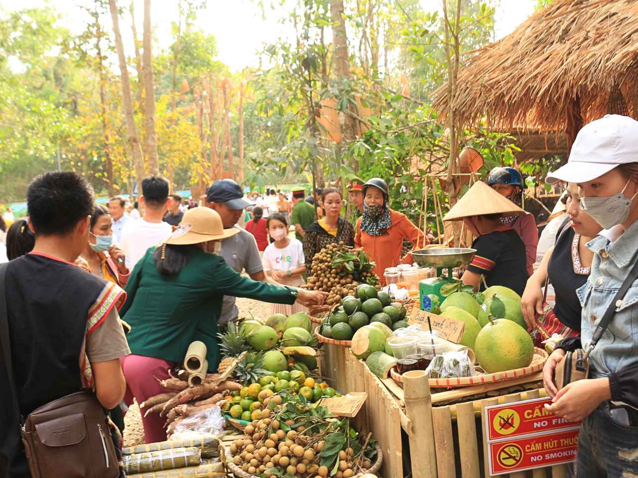 Theo UBND huyện Đăk Hà, chợ phiên “Đăk Hà ngày mùa” có hơn 13 gian hàng chủ yếu trưng bày các sản phẩm OCOP, sản phẩm nông nghiệp sạch, sản phẩm thổ cẩm… của người dân và doanh nghiệp trên địa bàn huyện. Ảnh: Lê Nguyên