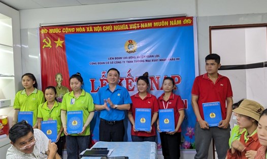 Lễ kết nạp đoàn viên công đoàn tại Công đoàn cơ sở Công ty TNHH Thương mại Xuất khẩu HV ở huyện Xuân Lộc, tỉnh Đồng Nai. Ảnh: Hà Anh Chiến

