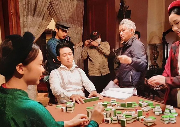 Đạo diễn Phi Tiến Sơn (thứ 3 từ trái sang) chỉ đạo một cảnh quay phim “Đào, phở và piano“. Ảnh: Nhà sản xuất cung cấp