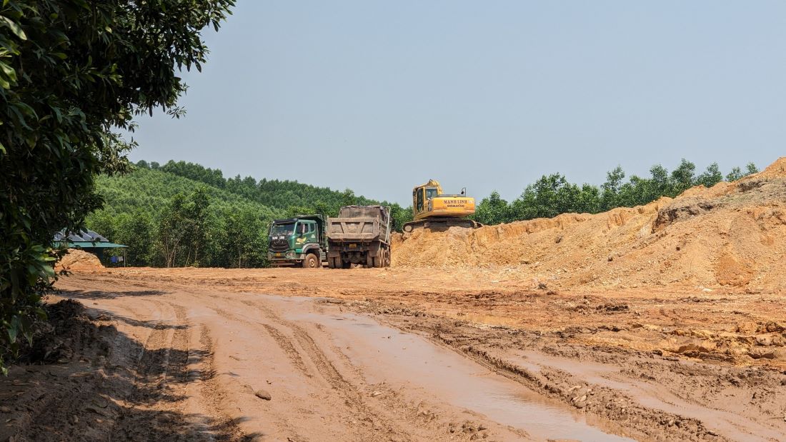 Công ty TNHH Xây dựng Mạnh Linh khai thác đất trái phép. Ảnh: Hàn Nguyên.