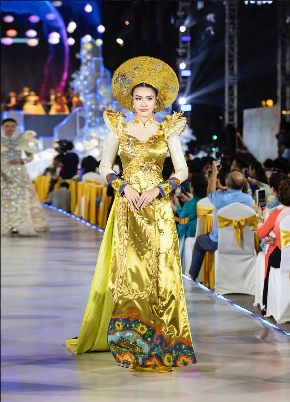 Á hậu 2 Trương Quí Minh Nhàn trình diện bộ trang phục “Ngũ Phụng Tề Phi” từng được đại diện Bùi Phương Nga mang đến sân khấu Miss Grand International 2018.
