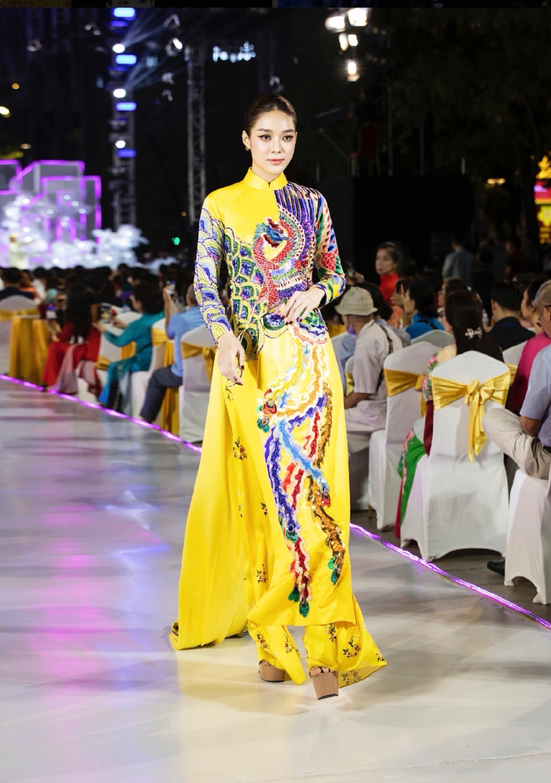 Á hậu 3 Lê Thị Hồng Hạnh khoe sắc trong tà áo dài in hoa văn nổi bật của NTK Thủy Nguyễn từng được trình diễn tại World Miss University 2019