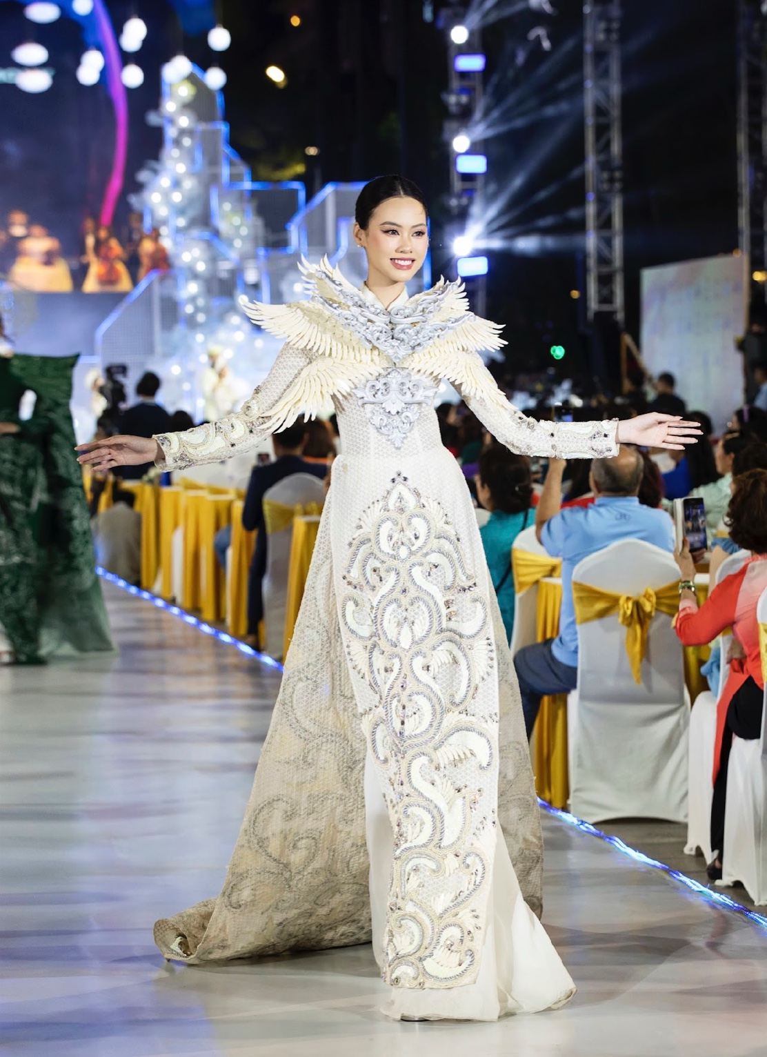Á hậu 4 Đặng Hoàng Tâm Như trình diễn ấn tượng khi diện bộ áo dài Phượng Hoàng được thiết kế đặc biệt đến từ NTK Đặng Trọng Minh Châu và từng chinh chiến tại Miss Intercontinental 2021.