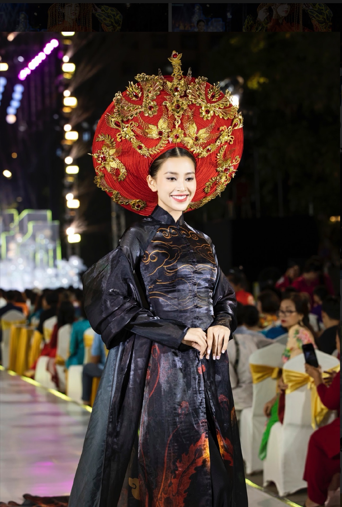 Hoa hậu Trần Tiểu Vy đã tạo dấu ấn riêng khi xuất hiện trong bộ sưu tập áo dài độc đáo mang tên Hương Sắc Việt của NTK Đức Vincie. 