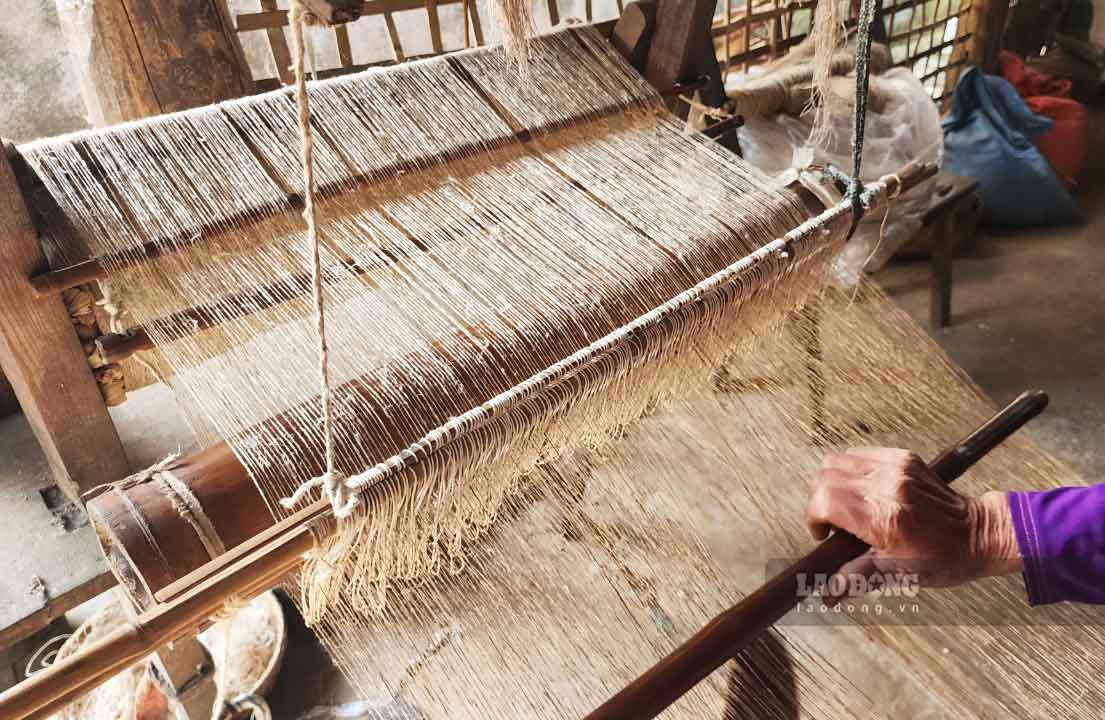 Quy trình để dệt ra những tấm vải thổ cẩm tại đây đều là thủ công với đồi bàn tay của những phụ nữ Mông có hàng chục năm kinh nghiệm.