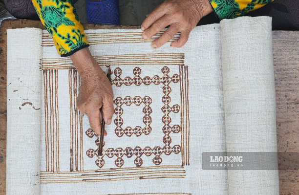 Những hoa văn họa tiết được vẽ bằng sáp ong trên tấm vải lanh phản ánh đời sống, văn hóa tâm linh sâu sắc của người Mông trên vùng cao nguyên đá.