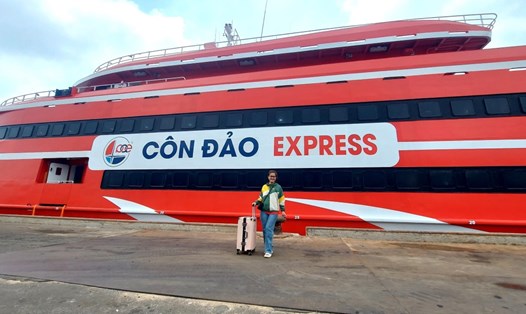 Hành khách hài lòng với hải trình siêu tàu Thăng Long từ Vũng Tàu đi  Côn Đảo (ảnh chụp sau khi siêu tàu cập cảng Côn Đảo). Ảnh: NVCC