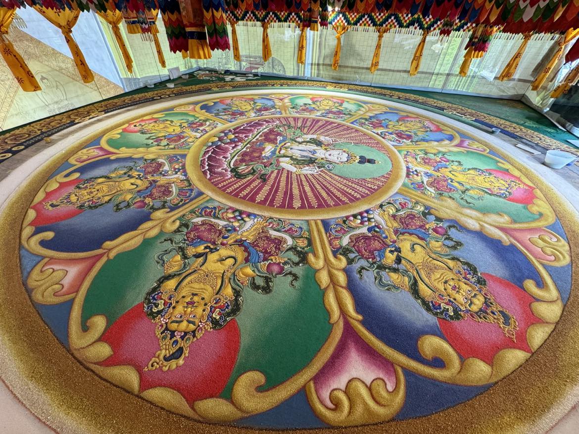 Không gian trưng bày Đại Mandala Bát Liên Đàn Quan Âm Tài Bảo Thiên - chế tác bằng ngọc, các loại đá quý. Ảnh: BTC