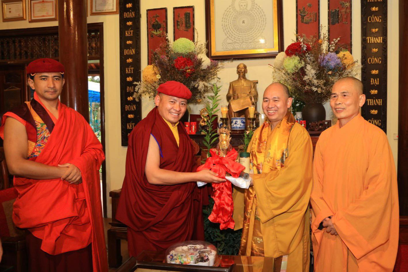 Thượng tọa Thích Đức Thiện tiếp đón ngài Drukpa Thuksey Rinpoche tại chùa Phật tích (Bắc Ninh). Ảnh: BTC